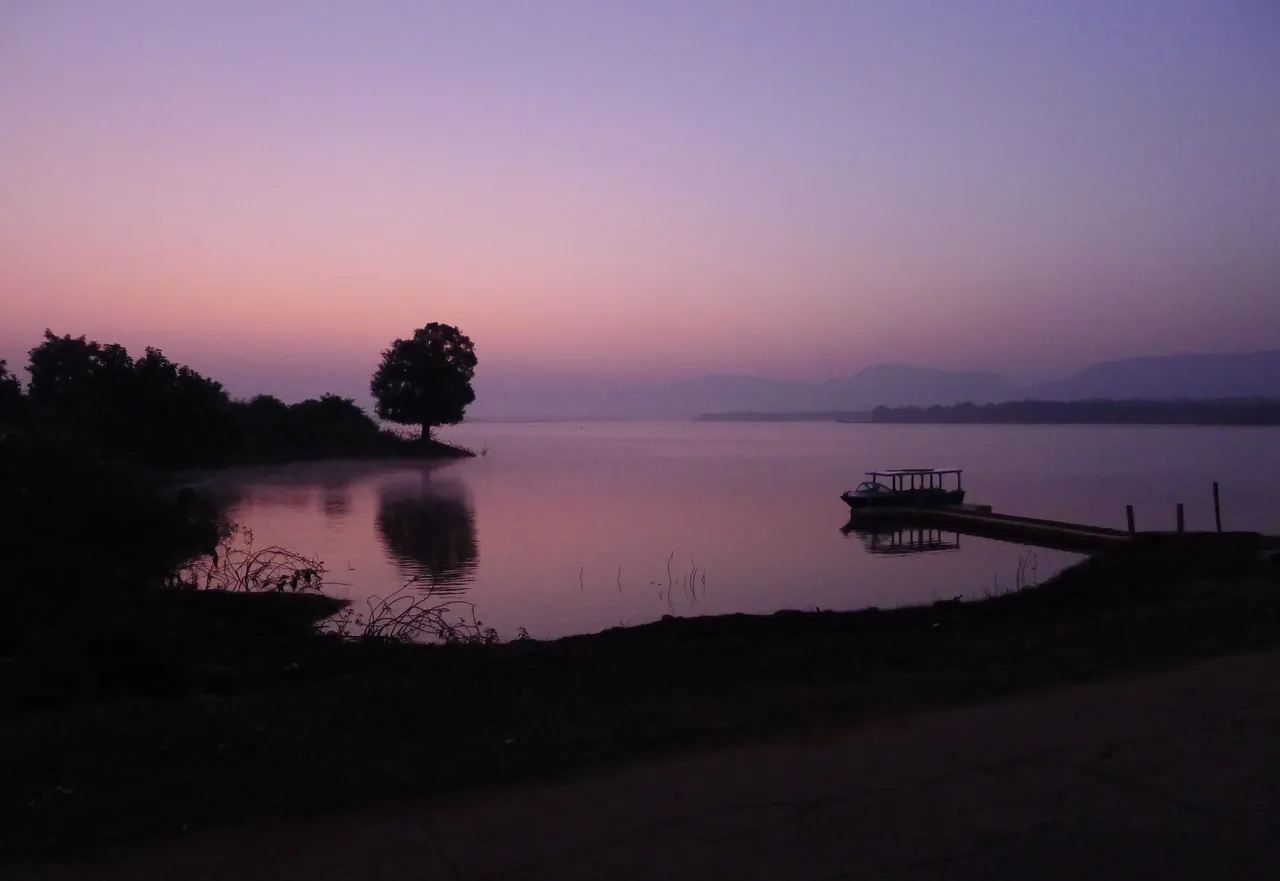 River crossing towards Satpura Reserve at dawn